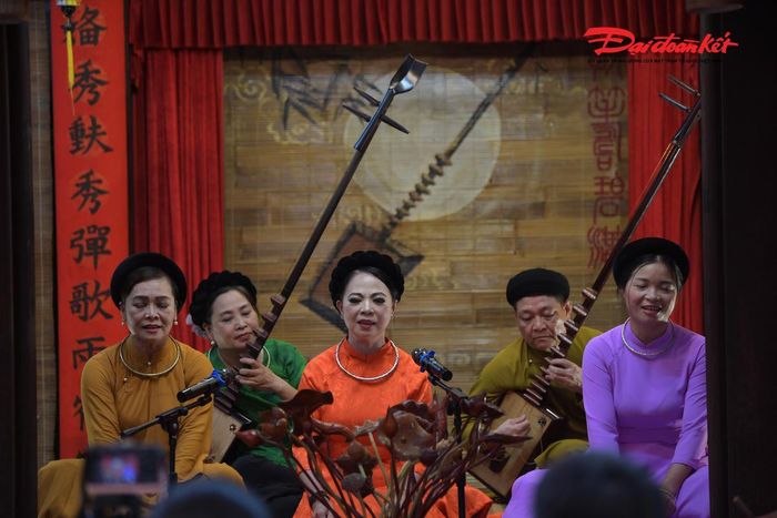 Ca nương là nhân vật trung tâm của một buổi diễn ca trù.