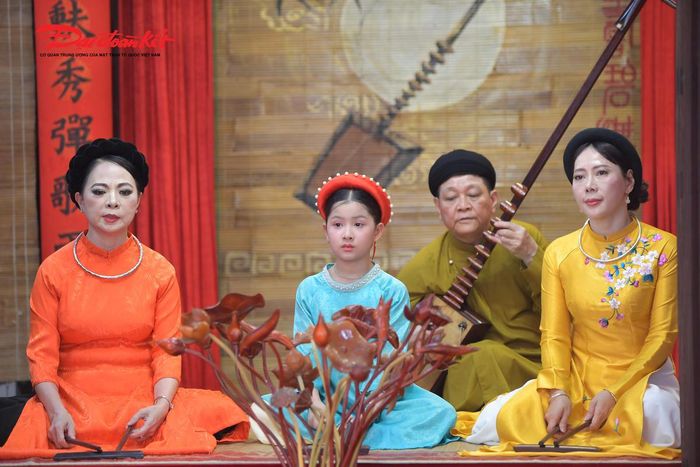 Nhờ khả năng cảm thụ âm nhạc tốt cùng sự chăm chỉ rèn luyện, Bảo Ngọc đã nhiều lần tham gia biểu diễn cùng các nghệ nhân, để lại nhiều ấn tượng đẹp trong lòng khán giả.