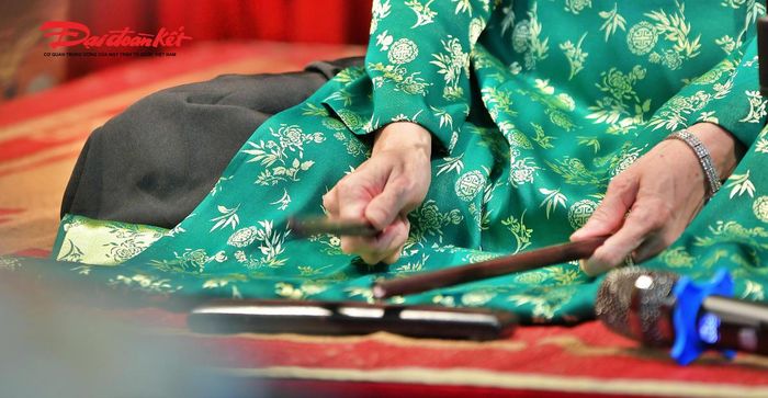 Cỗ phách chỉ là một thanh tre hay một mảnh gỗ gọi là bàn phách và hai chiếc dùi gỗ là phách cái và phách con.