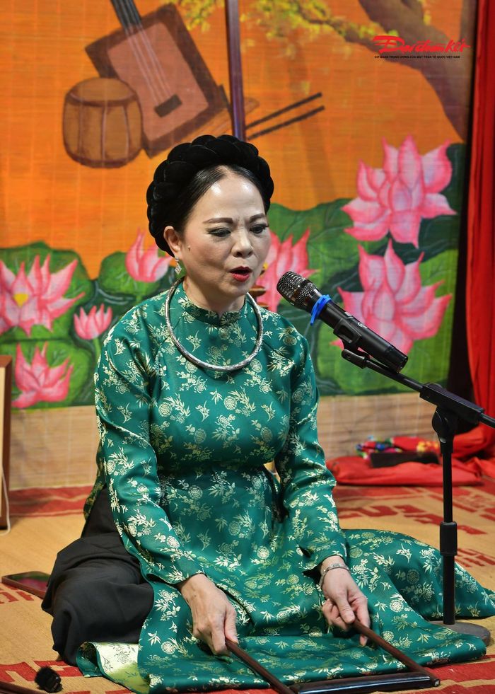 Vừa cất giọng hát, vừa gõ phách, người nghệ sĩ thể hiện kỹ thuật thanh nhạc tinh tế, góp phần tạo nên sức hấp dẫn riêng của loại hình nghệ thuật này.