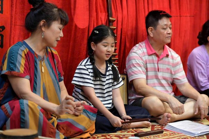 Em Nguyễn Bảo Ngọc (8 tuổi) là một trong những gương mặt nhỏ tuổi nhưng nổi bật của lớp học với niềm đam mê đặc biệt dành cho ca trù. Bảo Ngọc chia sẻ, sau lần tình cờ xem phần trình diễn của NSƯT Vân Mai, em đã chủ động xin theo học tại lớp truyền dạy của nữ nghệ sĩ. Từ cơ duyên ấy, tình yêu với nghệ thuật ca trù ngày càng được nuôi dưỡng và bồi đắp.