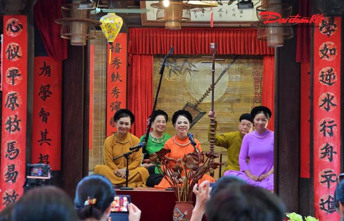 Giữa nhịp sống hiện đại, khi nhiều loại hình nghệ thuật truyền thống đứng trước nguy cơ mai một, tiếng phách, tiếng đàn và lời ca vẫn đều đặn vang lên mỗi cuối tuần tại Bích Câu Đạo Quán. Đó không chỉ là những buổi biểu diễn hay lớp học miễn phí, mà còn là hành trình lặng thầm của những nghệ nhân đang gìn giữ ký ức văn hóa dân tộc, để ca trù tiếp tục ngân vang trong đời sống hôm nay và được thế hệ trẻ viết tiếp bằng tình yêu, sự trân trọng và trách nhiệm với di sản.