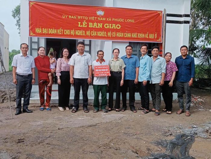 Ủy ban MTTQ Việt Nam xã Phước Long, tỉnh Cà Mau bàn giao nhà Đại đoàn kết cho hộ ông Sơn Hồng dân tộc Khmer ở ấp Vĩnh Lộc. Ảnh: Nguyên Du