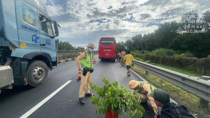 Lực lượng Đội CSGT đường bộ cao tốc số 7 phối hợp xử lý sự cố, đặt cảnh báo và bảo đảm an toàn giao thông trên tuyến cao tốc Trung Lương - Mỹ Thuận. (Ảnh: Cục CSGT).