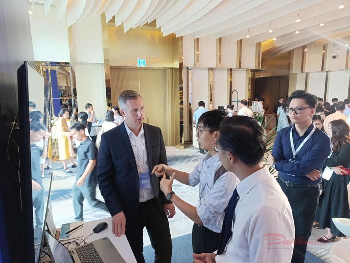 Các chuyên gia và đại biểu trao đổi bên lề hội thảo. Ảnh: T.Luân.