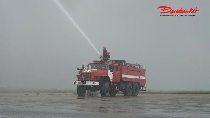 Chỉ chưa đầy 3 phút sau khi máy bay gặp sự cố, lực lượng cứu hỏa khẩn nguy của Cảng HKQT Nội Bài gồm 15 cán bộ, nhân viên cùng 4 xe chữa cháy đã có mặt tại hiện trường.