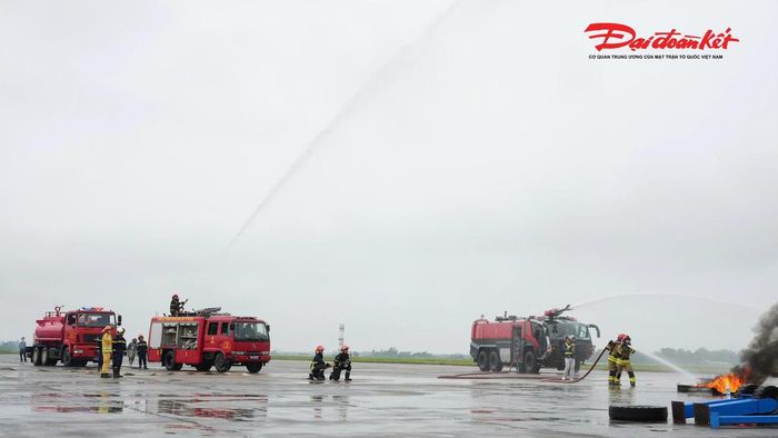 Tiếp đó, Đội Cảnh sát Phòng cháy chữa cháy và Cứu nạn cứu hộ khu vực 22 điều động 12 cán bộ, chiến sĩ cùng 2 xe chữa cháy; Tiểu đoàn căn cứ sân bay Nội Bài huy động 10 cán bộ, chiến sĩ với 2 xe chữa cháy tham gia phối hợp dập lửa.