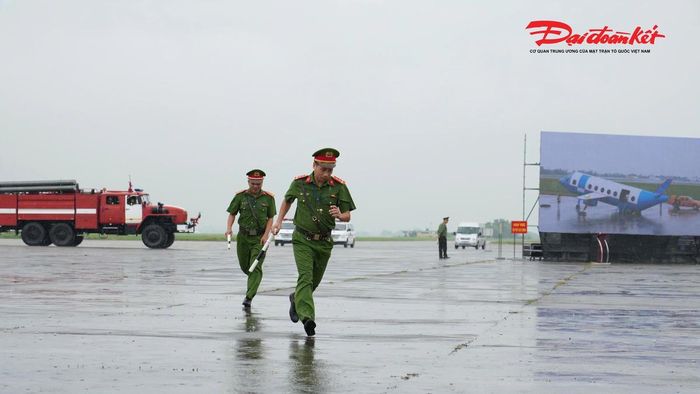Lực lượng Công an Cửa khẩu và Đồn Công an Nội Bài cũng triển khai 13 cán bộ, chiến sĩ bảo vệ hiện trường, phân luồng và đảm bảo an ninh trật tự trong suốt quá trình xử lý sự cố.