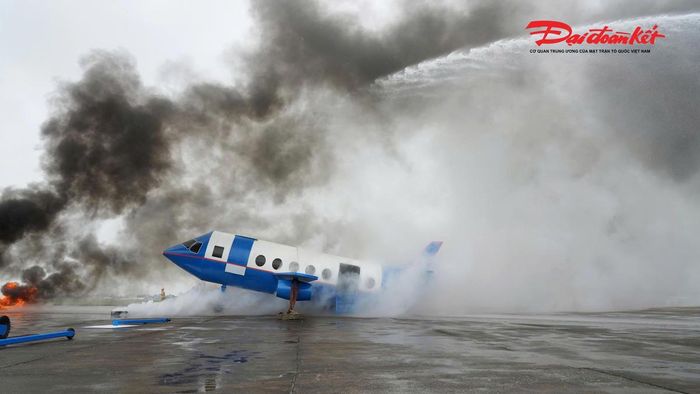 Để tăng tính thực tế, khu vực diễn tập được tạo lập với hiệu ứng cháy, khói dày đặc, lửa lan rộng; đồng thời sử dụng bọt foam và nước chữa cháy chuyên dụng ngay trên đường băng.
