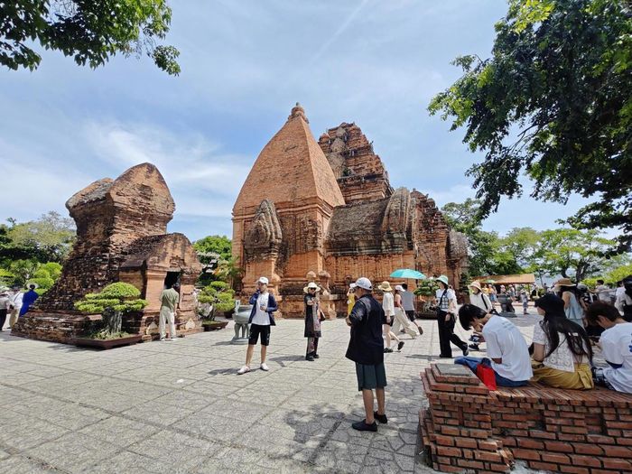Du khách tham quan tại Di tích quốc gia Tháp Bà Pô Nagar.