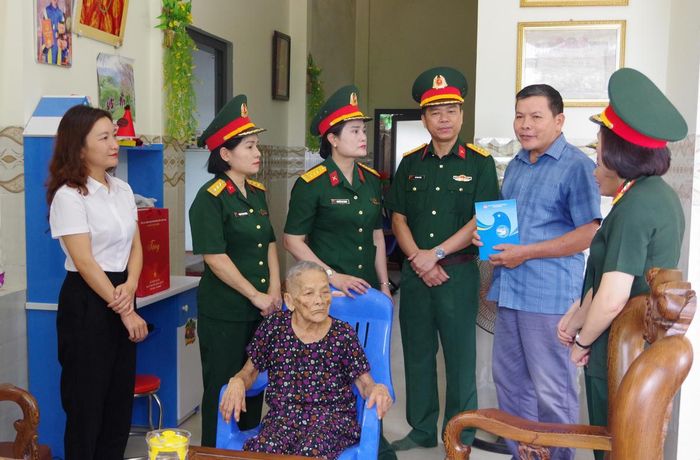 Ban Phụ nữ Quân đội trao tặng quà, thăm hỏi các gia đình chính sách có công với cách mạng. Ảnh: QK.