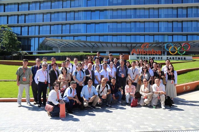 Đoàn khách mời là CEO các doanh nghiệp tham gia chuyến đào tạo 3 ngày tại Alibaba (Hàng Châu, Trung Quốc) do VPBank SME tài trợ