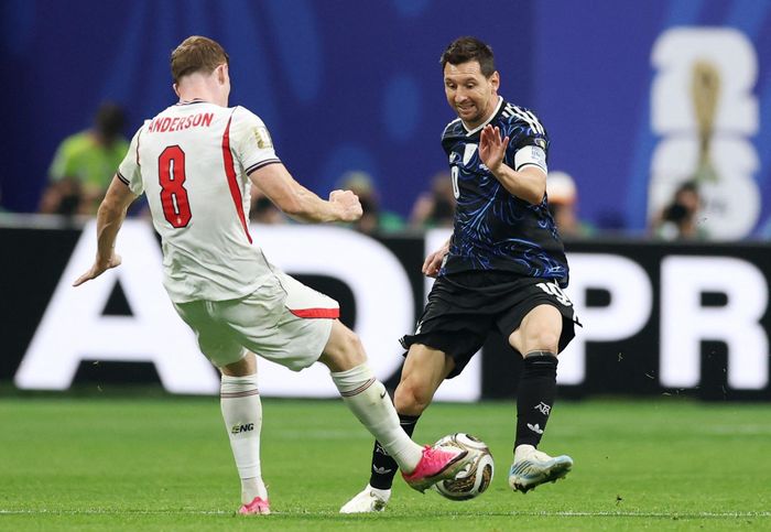 Lionel Messi cùng đồng đội gặp khó trước tuyển Anh.