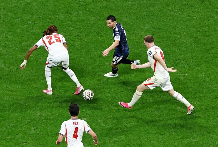  Anh sẵn sàng phạm lỗi để ngăn chặn Messi. 