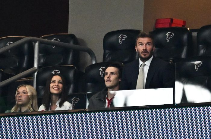 Beckham bị la ó. Ảnh: Reuters.