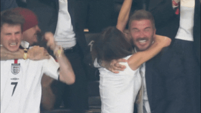 Cả nhà Beckham vỡ òa cảm xúc.