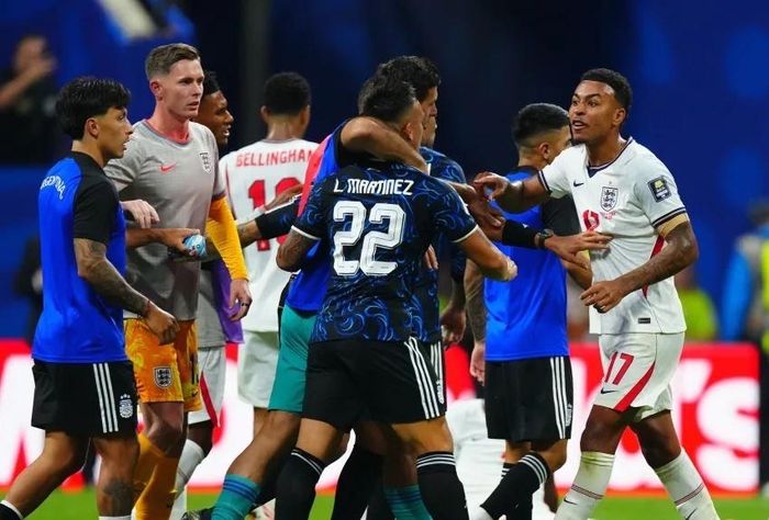  Theo The Sun, Rogers phải nhờ đồng đội và các thành viên ban huấn luyện can ngăn. Thủ môn dự bị Dean Henderson, James Trafford và tiền đạo Ivan Toney đều có mặt để kéo cầu thủ 23 tuổi rời khỏi đám đông, tránh sự việc vượt ngoài tầm kiểm soát. 