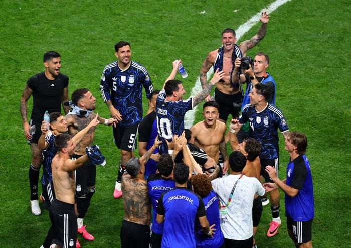  Chiến thắng nghẹt thở đưa Argentina vào chung kết gặp Tây Ban Nha, trong khi tuyển Anh thêm một lần ôm hận ở bán kết. Những cái đầu nóng sau trận đấu là minh chứng cho sự quyết liệt của màn đại chiến, nhưng cũng cho thấy bản lĩnh của Argentina khi biết cách vượt qua nghịch cảnh để giành chiến thắng ở thời khắc quan trọng nhất. 