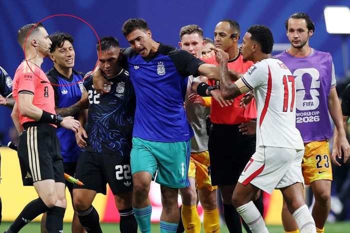  Không chỉ Martinez, thủ môn dự bị Juan Musso của Argentina cũng được cho là có lời qua tiếng lại với Rogers, càng khiến bầu không khí thêm căng thẳng. 