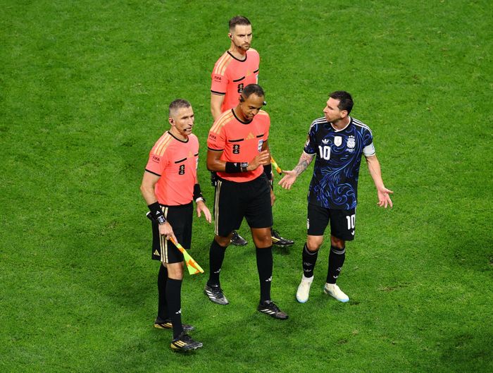 Khoảnh khắc Messi chất vấn trọng tài Elfath sau hiệp một. Ảnh: Reuters.
