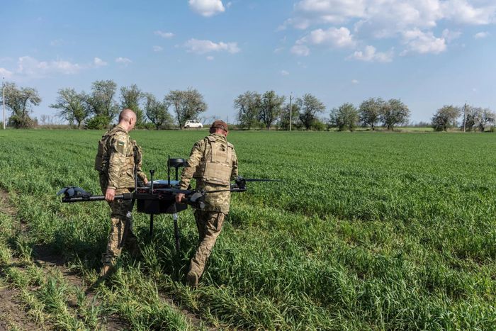 Binh lính Ukraine lắp đặt thiết bị bay không người lái tại một địa điểm ở vùng Donetsk. Ảnh: Washington Post.