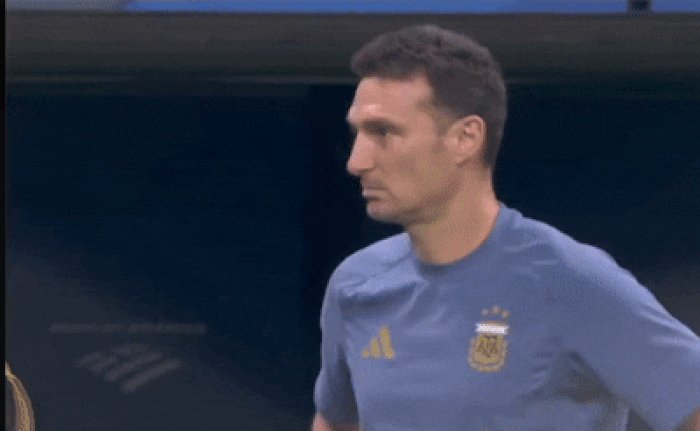 Lionel Scaloni cố gắng kìm nước mắt sau bàn thắng của Lautaro Martinez.
