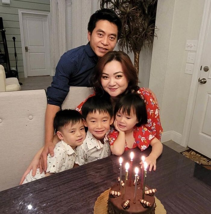  Trong một bài phỏng vấn, Xuân Mai chia sẻ cuộc sống hiện tại của cô không hào nhoáng mà giản dị và thoải mái. "Tôi không chỉ sống cho bản thân mà còn có chồng, con bên cạnh. Trước khi nghĩ hay làm gì đó thì đều phải nghĩ điều mình làm có ảnh hưởng tới gia đình không, mọi người có buồn vì mình không. Điều đó cũng tốt vì mỗi quyết định đưa ra phải thận trọng, không thể nóng vội", cô nói. 