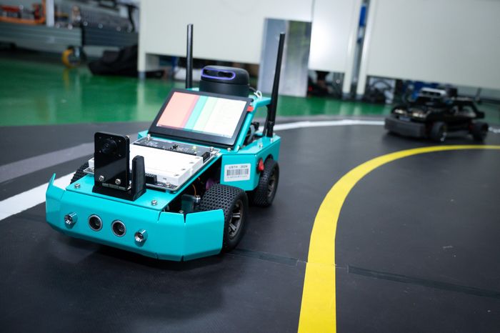  Để bắt kịp xu hướng xe tự hành đang bùng nổ trên toàn cầu, phòng lab được trang bị một sa hình riêng biệt phục vụ cho việc lập trình nhúng. Tại đây, sinh viên trực tiếp thiết kế các thuật toán điều khiển cho mô hình xe tự hành và tối ưu hóa hệ thống hỗ trợ lái xe nâng cao (ADAS). 