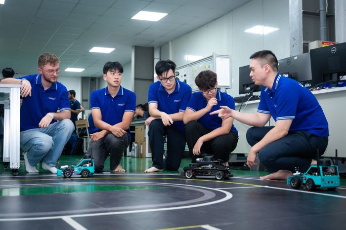  TS Lê Huệ Tài Minh cho biết các thiết bị tại xưởng thực hành kỹ thuật ôtô đều mới so với mặt bằng chung. Sinh viên của trường được thực hành liên tục, song song với học lý thuyết. Lợi thế này kết hợp cùng chương trình đào tạo chuyên môn bằng tiếng Anh giúp sinh viên USTH sở hữu năng lực cạnh tranh vượt trội khi bước vào thị trường lao động. Nhiều sinh viên sau khi ra trường đã nhanh chóng được các doanh nghiệp, hãng xe lớn tuyển dụng và đánh giá cao nhờ tư duy thực chiến mạnh mẽ, cùng khả năng làm việc tốt trong môi trường quốc tế.