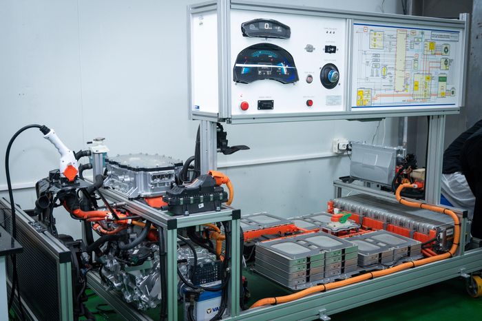  Bên cạnh công nghệ tự hành, phân khu xe điện cũng được đầu tư bài bản với mô hình bóc tách hoàn chỉnh từ dòng xe Nissan Leaf. Thiết bị này giữ nguyên 100% hệ thống truyền động, pin và các linh kiện điện tử nguyên bản của xe thực tế, chỉ tháo bỏ phần vỏ và lốp xe. Cấu trúc trực quan này giúp sinh viên dễ dàng nghiên cứu, đo đạc dòng điện và nắm vững nguyên lý vận hành cốt lõi của phương tiện xanh. 
