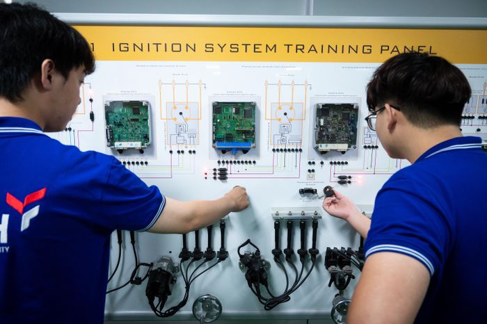  Bên cạnh đó, xưởng còn trang bị bảng mô phỏng hệ thống đánh lửa, giúp người học có cái nhìn toàn diện về sự phát triển công nghệ qua các thời kỳ, từ hệ thống sử dụng tiếp điểm truyền thống, phần tử Hall, cho đến các hệ thống đánh lửa không có bộ chia điện hiện đại. 