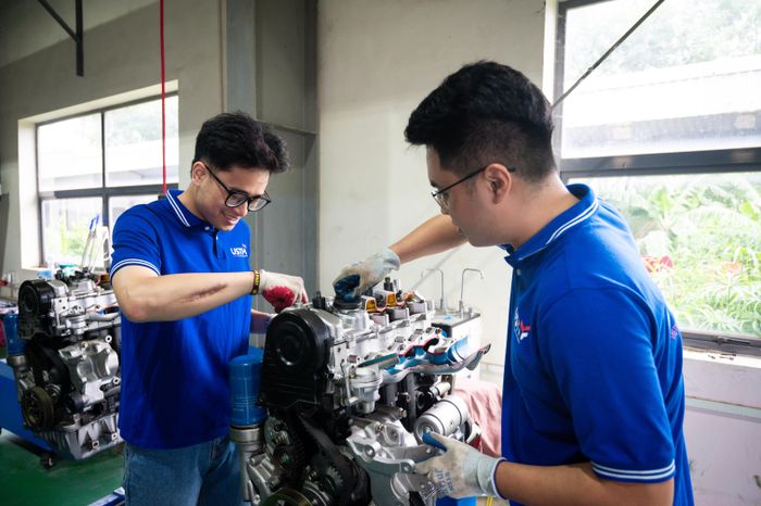  Không gian này đặt tại khu nghiên cứu và triển khai công nghệ Cổ Nhuế (Hà Nội). Với thời lượng thực hành chiếm 30-50% chương trình đào tạo, sinh viên thường xuyên làm việc với các mô hình động cơ, hệ thống điện, cảm biến và xe thực tế tại xưởng ngay từ những năm đầu đại học. 