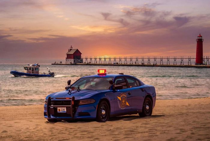  Xe cảnh sát của tiểu bang Michigan đánh rơi chiến thắng ở phút cuối. Ảnh: Michigan Highway Patrol. 