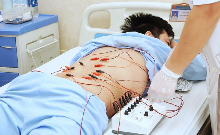 Nam thanh niên phải châm cứu vì thoát vị đĩa đệm. Ảnh: TTYT Cẩm Khê.