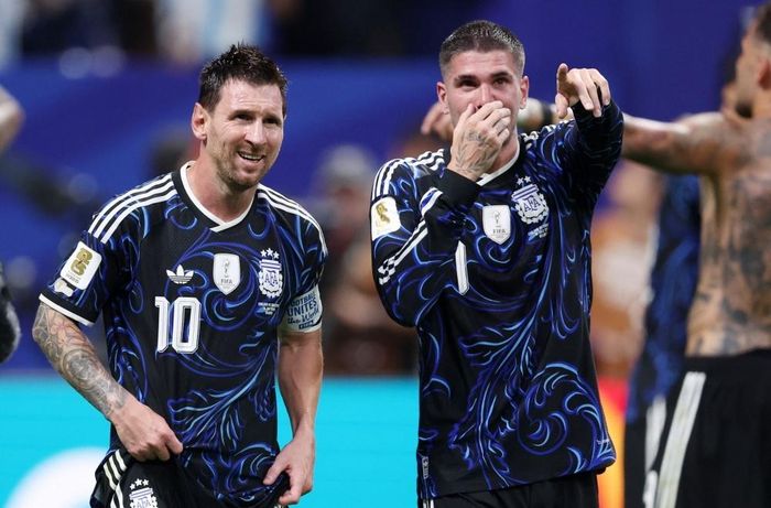 Messi cùng các đồng đội trở lại ngôi số một FIFA sau màn ngược dòng trước Anh. Ảnh: Reuters.