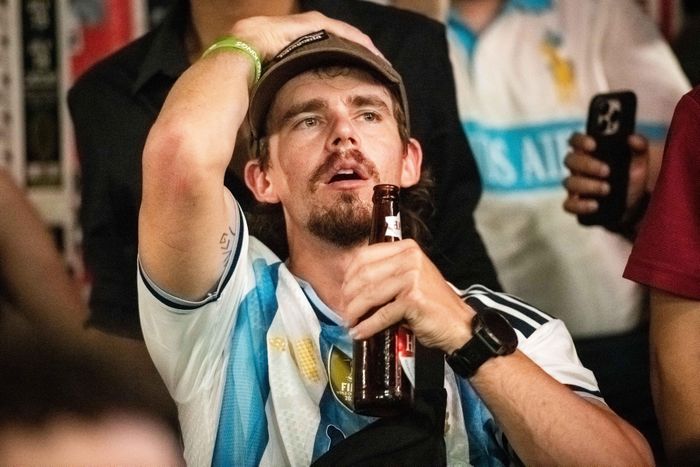 CĐV Argentina lặng người sau bàn thua, ánh mắt đầy lo âu khi phần lớn thời gian thi đấu Messi cùng đồng đội chật vật tìm bàn gỡ khi "Tam sư" chủ động lùi toàn bộ đội hình về phần sân nhà để bảo toàn cách biệt mong manh.