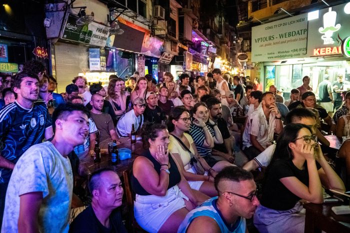 Các tuyến phố cổ Hà Nội như Mã Mây, Lương Ngọc Quyến, Tạ Hiện, Hàng Buồm... thu hút đông đảo khách du lịch trong và ngoài nước tìm đến xem trận cầu tâm điểm. Nhiều nhà hàng chủ động mở cửa xuyên đêm, lắp đặt thêm màn hình LED cỡ lớn, kê kín bàn ghế cả trong nhà lẫn ngoài vỉa hè để phục vụ người hâm mộ.