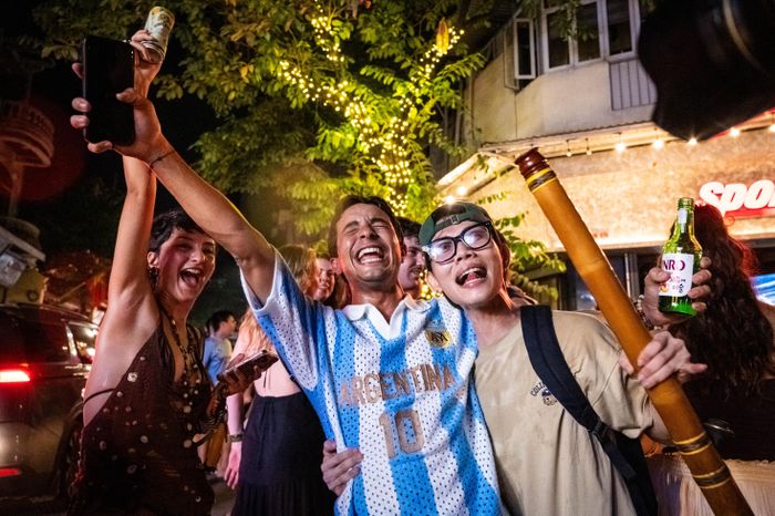 Mahmoud Mezghani, du khách đến từ Tunisia, vỡ òa sau bàn thắng ấn định chiến thắng của Lautaro Martínez. "Argentina đã làm hết tất cả mọi thứ có thể, trận đấu phải nói là quá bùng nổ cảm xúc. Chúng tôi để cho CĐV tuyển Anh vui vẻ trong hiệp đầu thôi, sang hiệp hai chúng tôi đã lấy lại tất cả", Mahmoud nói.