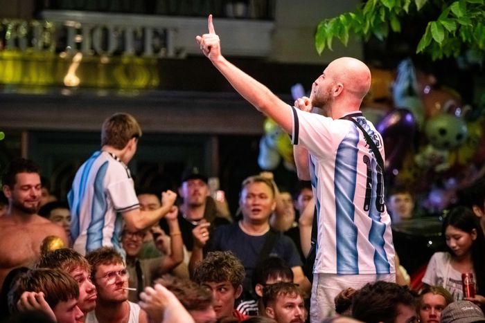 Phút 86, Enzo Fernandez sút tung lưới, ghi bàn gỡ hòa sau khi nhận đường chuyền từ Messi ở biên trái. Hàng chục CĐV Argentina vỡ òa ăn mừng. Sau phần lớn thời gian thấp thỏm lo âu, kèm theo sự ức chế do bị CĐV tuyển Anh chế giễu, một CĐV Argentina đưa tay lên miệng ra dấu im lặng khi Enzo Fernandez chọc thủng lưới tuyển Anh.