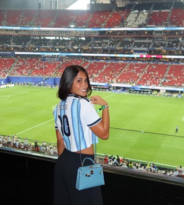 Vợ Messi xuất hiện trên sân vận động với túi xách Hermès Bleu Celeste Kelly. Ảnh: @antonelaroccuzzo.