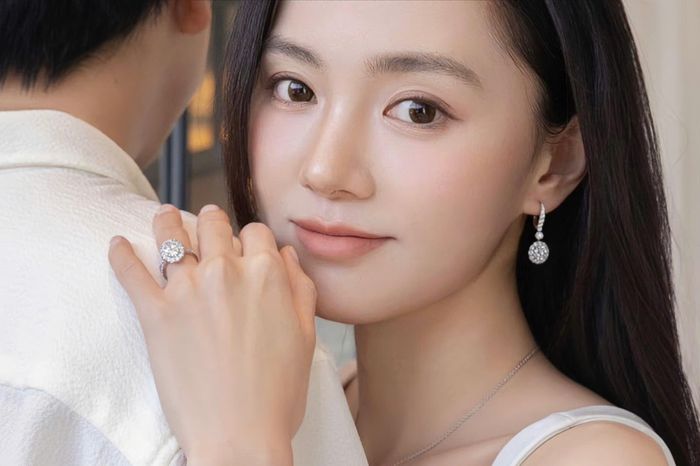 Một chiếc nhẫn đính hôn ăn ảnh không chỉ phụ thuộc vào trọng lượng viên kim cương mà còn ở nhiều yếu tố khác. Ảnh minh họa: Xiaohongshu.