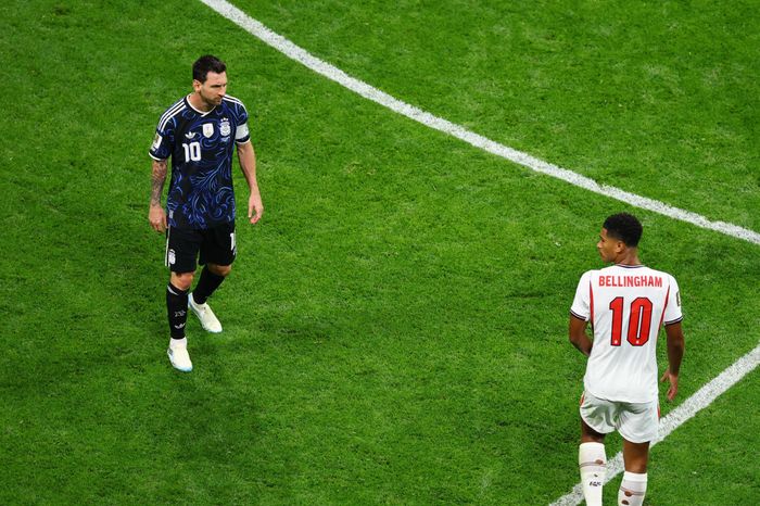 Bellingham chứng kiến phản ứng của Messi sau khi tuyển Anh vươn lên dẫn trước. Siêu sao Argentina sau đó tỏa sáng với hai đường kiến tạo, góp công vào chiến thắng 2-1 của đội nhà. Ảnh: Carlos Barria/Reuters.