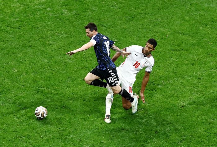 Jude Bellingham thừa nhận nỗ lực khiến Lionel Messi mất tập trung đã phản tác dụng. Ảnh: Brian Snyder/Reuters.