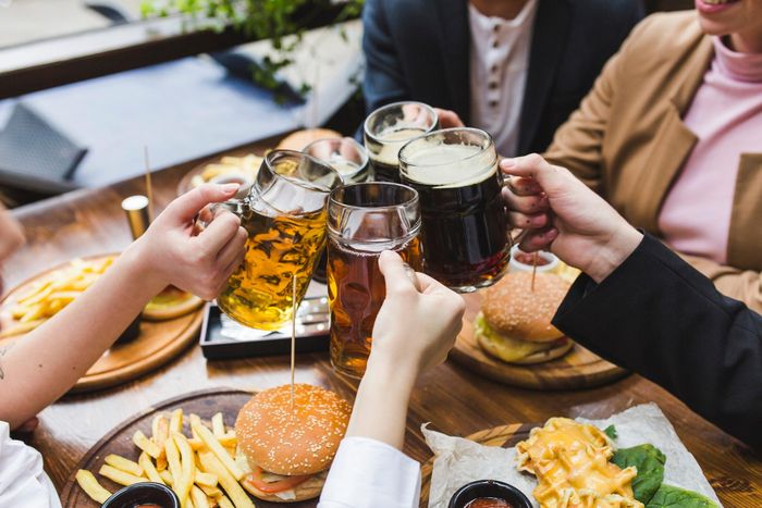 Ngoài chế độ ăn, rượu bia vẫn là một trong những nguyên nhân hàng đầu gây tổn thương gan. Ảnh: Magnific.