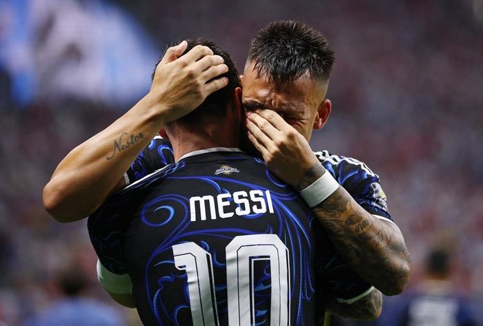 Lautaro Martinez khóc sau khi ghi bàn ấn định tỷ số 2-1 từ đường chuyền bằng chân phải của Messi. Ảnh: Reuters. 