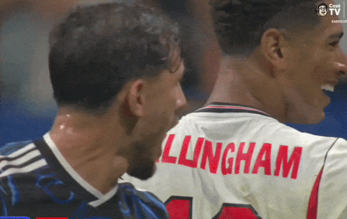 Khoảnh khắc gây chú ý của Jude Bellingham và Leandro Paredes. Ảnh cắt từ clip.