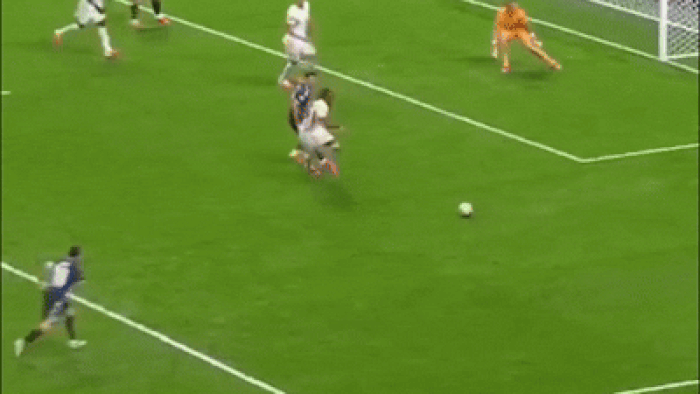 Pha bóng gây tranh cãi của Messi.