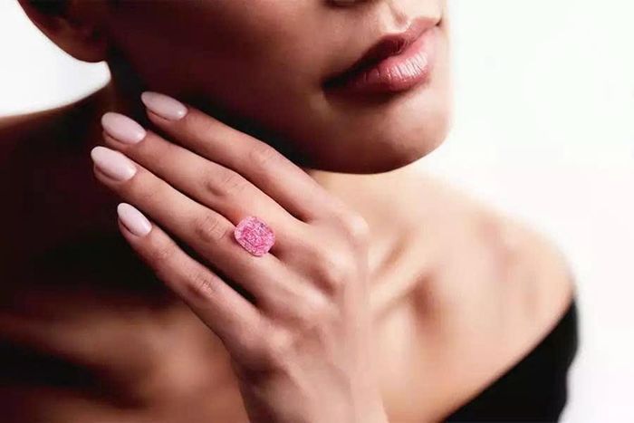  Kim cương hồng ngày càng khan hiếm khi các mỏ khai thác đều đóng cửa. Ảnh: Sotheby's. 