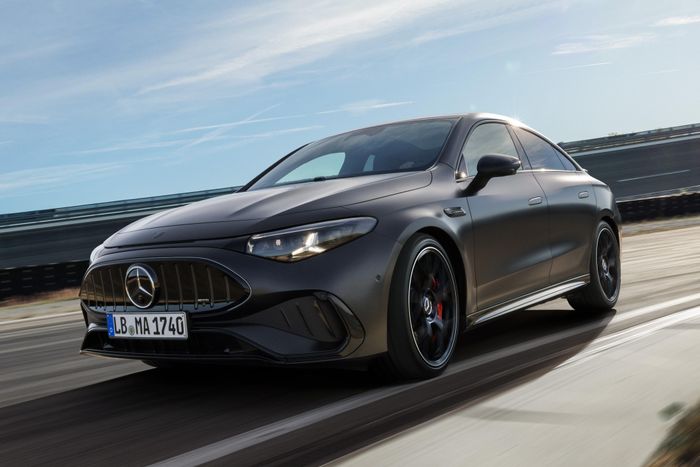Mercedes-AMG CLA 45 4MATIC+ được trang bị 3 động cơ điện từ thông hướng trục, 2 ở cầu trước và 1 ở cầu sau. Cấu hình này sản sinh công suất thường trực 612 mã lực.