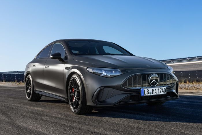 Hãng xe sang đến từ Đức chính thức ra mắt chiếc Mercedes-AMG CLA 45 4MATIC+ thế hệ thứ ba. Thay vì khối động cơ 4 xy-lanh tăng áp 2.0L, phiên bản này được trang bị cấu hình thuần điện, vốn lần đầu tiên có mặt trên bản hiệu năng cao này.
